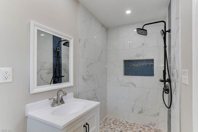 5833 Hedgerow LN, Portsmouth, VA 23703