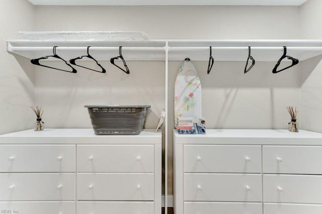 5833 Hedgerow LN, Portsmouth, VA 23703