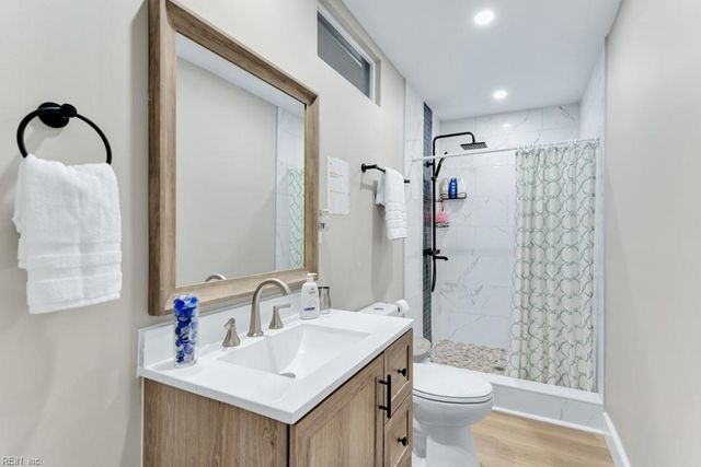 5833 Hedgerow LN, Portsmouth, VA 23703