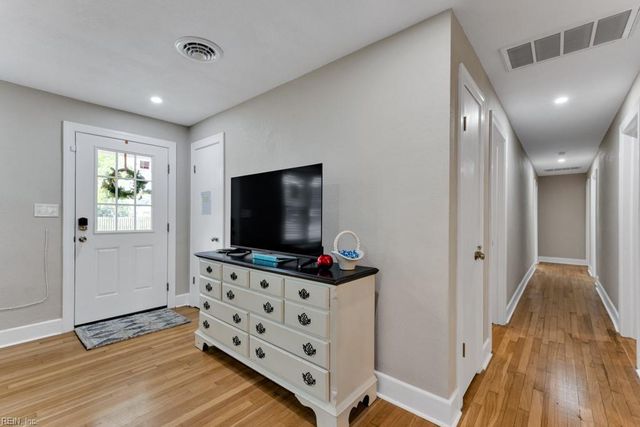 5833 Hedgerow LN, Portsmouth, VA 23703