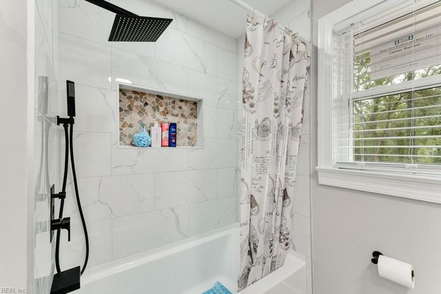 5833 Hedgerow LN, Portsmouth, VA 23703