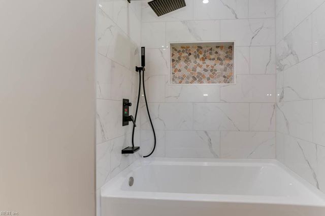 5833 Hedgerow LN, Portsmouth, VA 23703