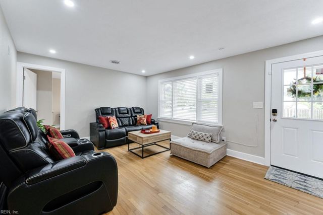 5833 Hedgerow LN, Portsmouth, VA 23703