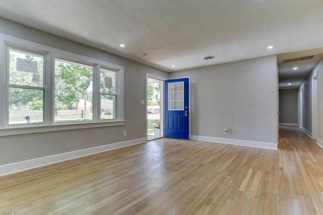 5833 Hedgerow LN, Portsmouth, VA 23703