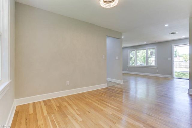 5833 Hedgerow LN, Portsmouth, VA 23703