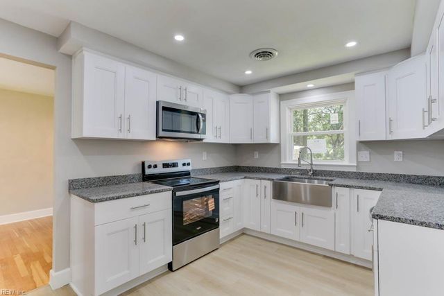 5833 Hedgerow LN, Portsmouth, VA 23703