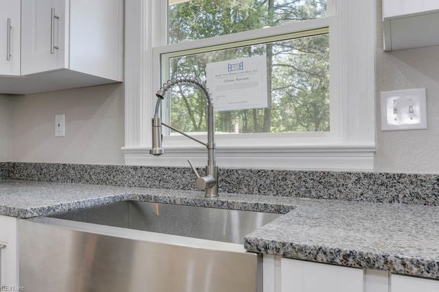 5833 Hedgerow LN, Portsmouth, VA 23703