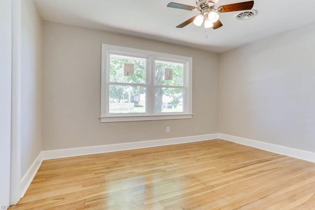 5833 Hedgerow LN, Portsmouth, VA 23703