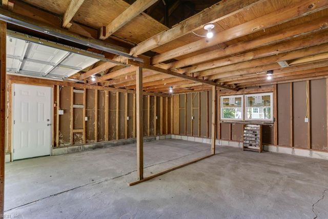 5833 Hedgerow LN, Portsmouth, VA 23703