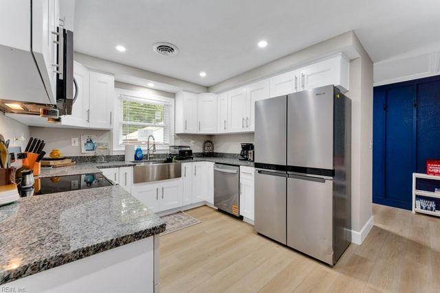 5833 Hedgerow LN, Portsmouth, VA 23703