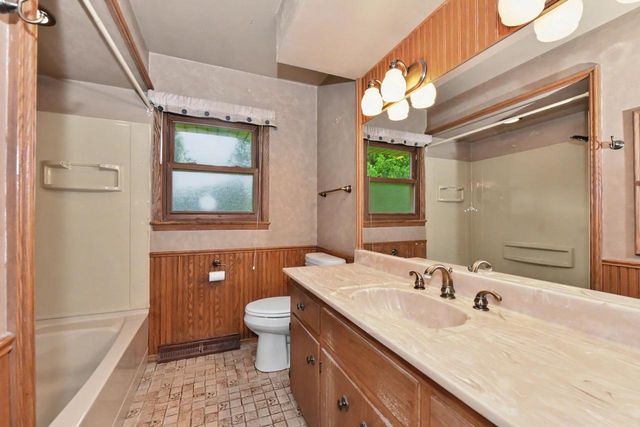 8600 Racine AVENUE, Waterford, WI 53185