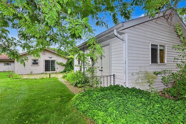 8600 Racine AVENUE, Waterford, WI 53185