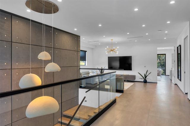 727 NE 17th Way, Fort Lauderdale, FL 33304