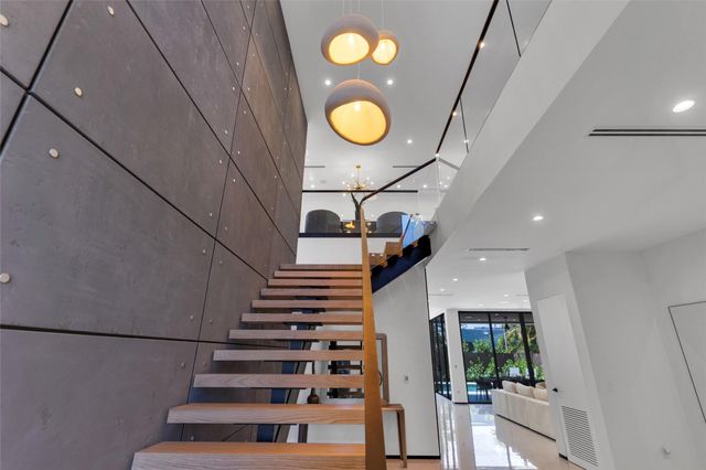 727 NE 17th Way, Fort Lauderdale, FL 33304