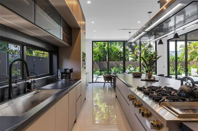 727 NE 17th Way, Fort Lauderdale, FL 33304