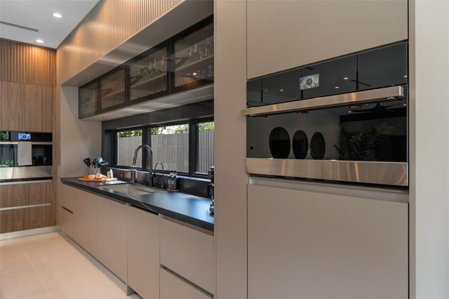 727 NE 17th Way, Fort Lauderdale, FL 33304