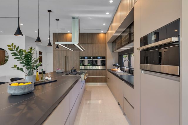 727 NE 17th Way, Fort Lauderdale, FL 33304