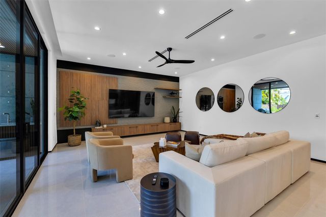 727 NE 17th Way, Fort Lauderdale, FL 33304