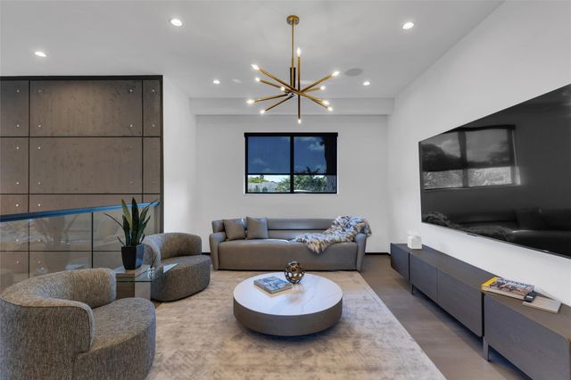 727 NE 17th Way, Fort Lauderdale, FL 33304