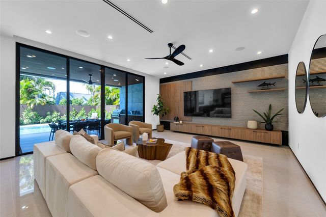 727 NE 17th Way, Fort Lauderdale, FL 33304