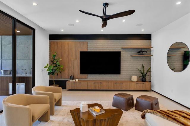 727 NE 17th Way, Fort Lauderdale, FL 33304