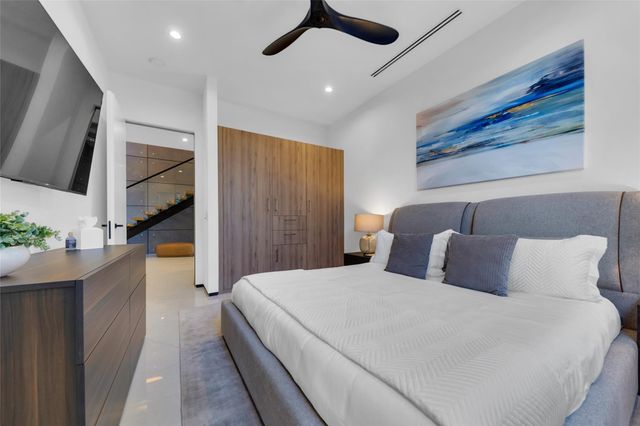 727 NE 17th Way, Fort Lauderdale, FL 33304