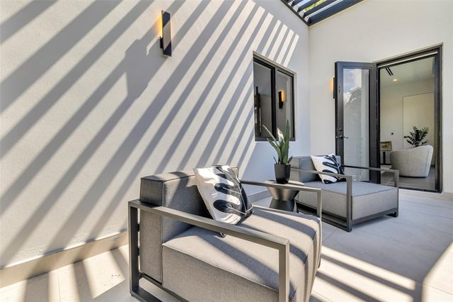 727 NE 17th Way, Fort Lauderdale, FL 33304