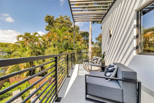 727 NE 17th Way, Fort Lauderdale, FL 33304