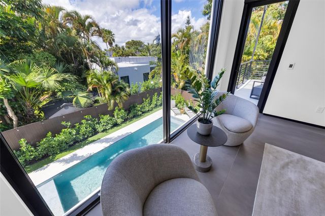 727 NE 17th Way, Fort Lauderdale, FL 33304