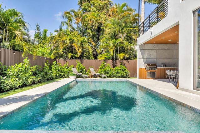 727 NE 17th Way, Fort Lauderdale, FL 33304