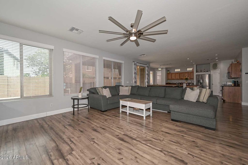Image 15 of property listing at 10519 W ALEX Avenue, Peoria, AZ 85382
