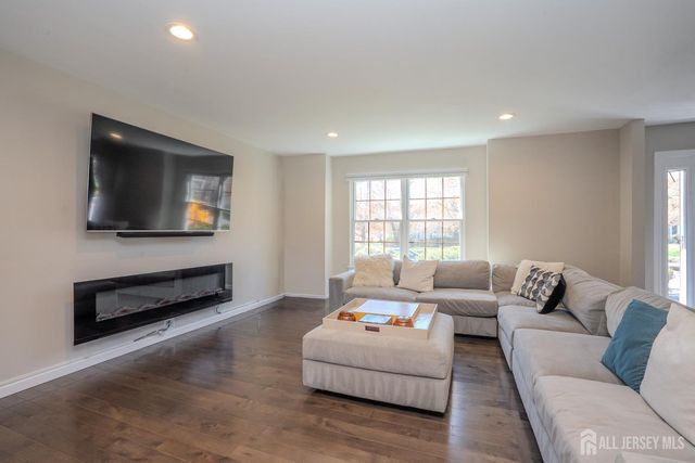 6 Ruedeman Drive, Plainsboro, NJ 08536