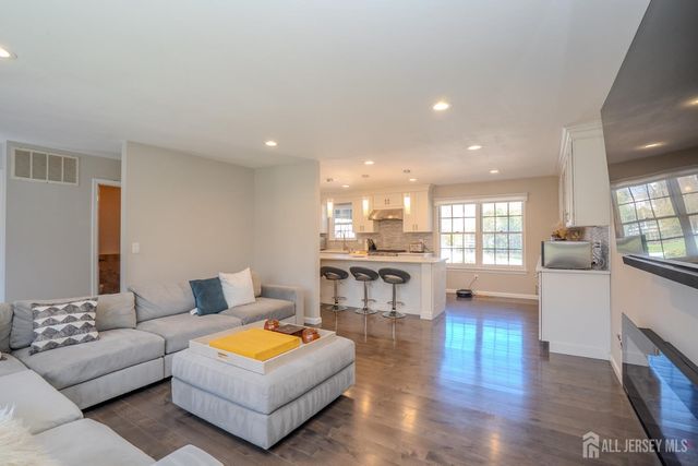 6 Ruedeman Drive, Plainsboro, NJ 08536