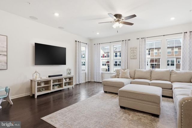 423 TALL OAKS DR, Warminster, PA 18974