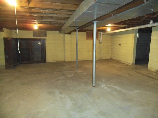 911 S Powell Road, Essexville, MI 48732