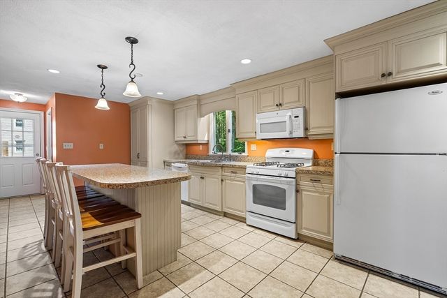 137 Catherine Dr, Abington, MA 02351