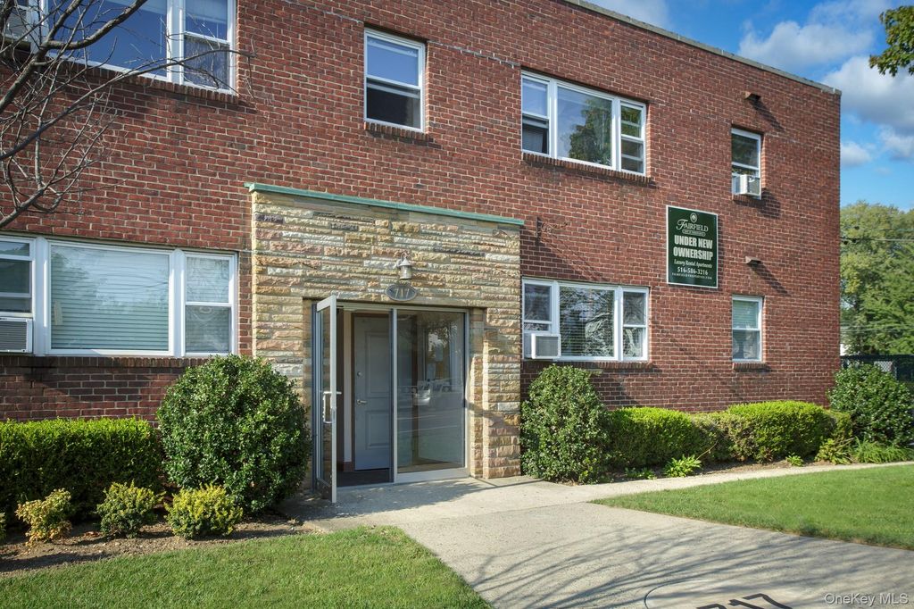 717 Conklin Street 12, Farmingdale, NY 11735