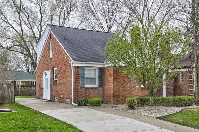 20916 Vernier Road, Harper Woods, MI 48225