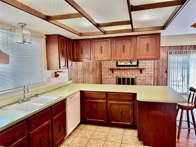 13770 WHITE CAP Drive, Sterling Heights, MI 48313