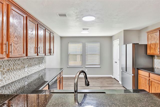 5601 Savannah Woods Lane, Rosharon, TX 77583