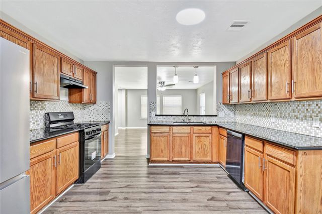 5601 Savannah Woods Lane, Rosharon, TX 77583
