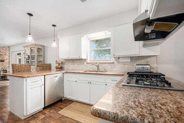 301 Mimosa Drive, Hitchcock, TX 77563