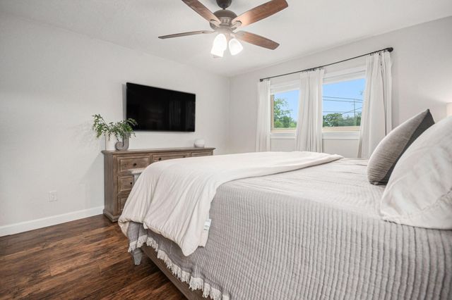 301 Mimosa Drive, Hitchcock, TX 77563