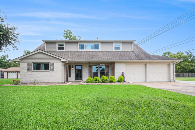 301 Mimosa Drive, Hitchcock, TX 77563