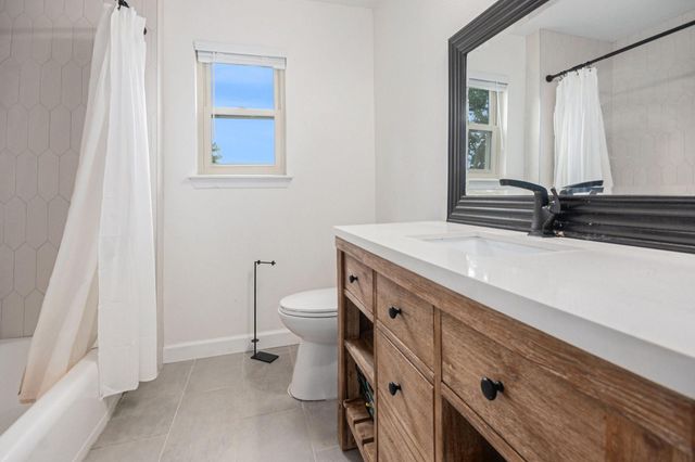 301 Mimosa Drive, Hitchcock, TX 77563
