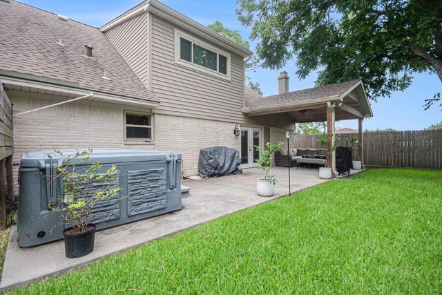 301 Mimosa Drive, Hitchcock, TX 77563