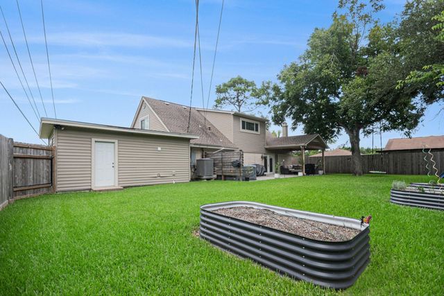 301 Mimosa Drive, Hitchcock, TX 77563