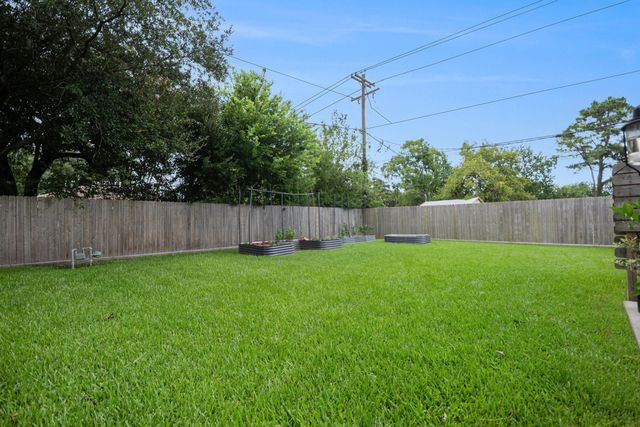 301 Mimosa Drive, Hitchcock, TX 77563
