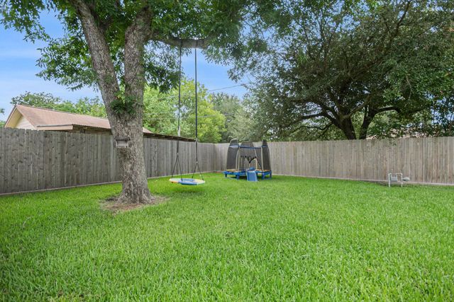 301 Mimosa Drive, Hitchcock, TX 77563