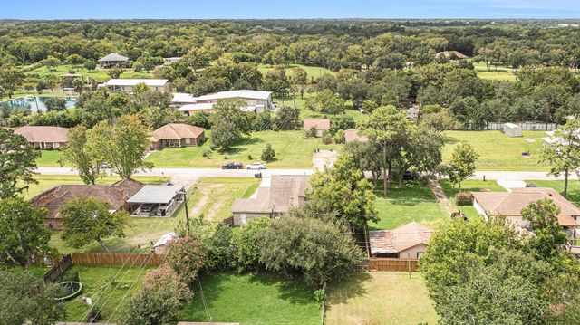 301 Mimosa Drive, Hitchcock, TX 77563